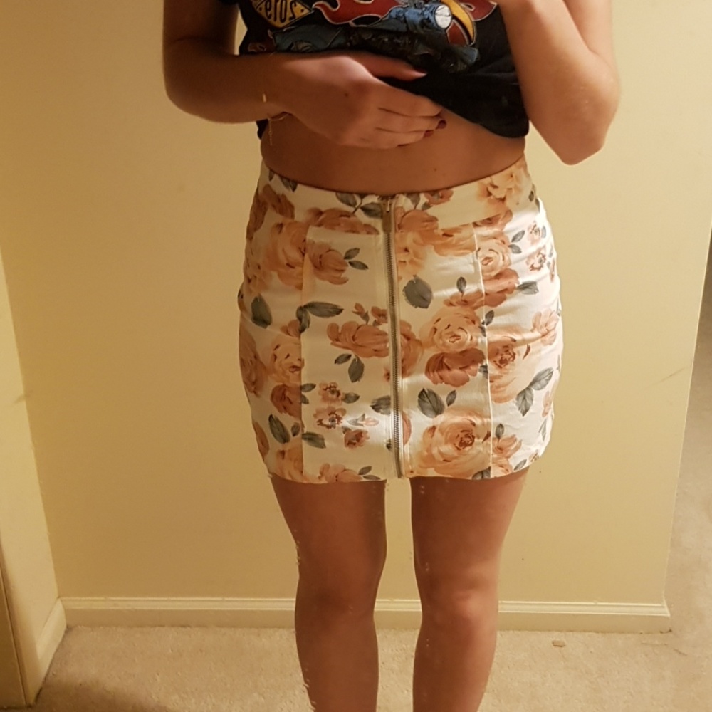 Floral pink and white mini skirt, zip up